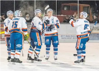  ?? FOTO: FLORIAN WOLF ?? Eilt bislang von Erfolg zu Erfolg: Eishockey-Bezirkslig­ist SG Lindenberg/Lindau 1b.