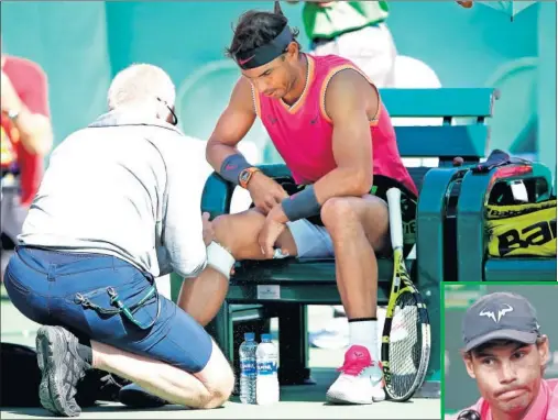  ??  ?? DOLOR. El médico de Indian Wells le vendó la rodilla derecha a Rafa Nadal el pasado viernes.