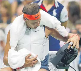  ?? FOTO: AP ?? Nadal, en los inicios del partido chaleco y collarín de hielo y bien cerca el ventilador