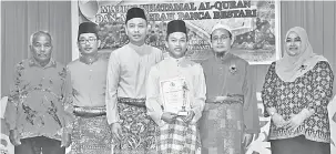  ??  ?? TAHNIAH: Yusnar (tiga kiri), Mohd Salleh (dua kanan), Najilanisa (kanan), Nazim (dua kiri) bersama Wiliyan Ricky Abdullah (tiga kanan) memenangi Anugerah Khas Anak Harapan Akademik 2018 sambil ditemani waris beliau.