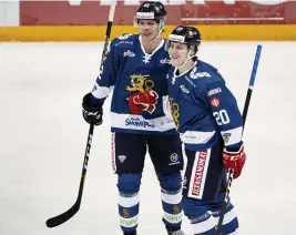  ?? FOTO: LEHTIKUVA/RONI REKOMAA ?? Miro Heiskanen och Eeli Tolvanen är JVM-lagets största stjärnor.