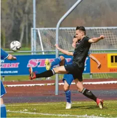  ??  ?? Kann unter Umständen die Partie am Samstag nur von der Seite aus lenken: Kissings Spielertra­iner David Bulik. Friedberg