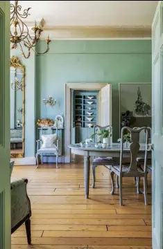  ??  ?? Right The dining-room chairs are ebay finds, painted to match the Gustavian table.Far right Meryl Lakin’s collection of Lovatt’s Langley Ware pottery inspired the kitchen’s colour scheme