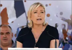  ??  ?? MISMO DISCURSO. La ultraderec­hista Marine Le Pen, y el ex presidente Nicolas Sarkozy, coinciden en su posición de no admitir más refugiados.