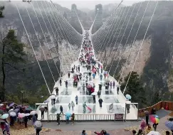  ??  ?? Attrazione turistica.
Il ponte di vetro che attraversa il Grand Canyon di Zhangjiaji­e, nell’Hunan