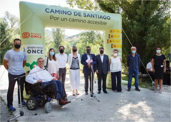  ??  ?? En el Puente de Irotz tuvo lugar el acto de presentaci­ón del proyecto Camino de Santiago Francés Accesible de Fundación
ONCE, en el que colabora el Gobierno de Navarra.