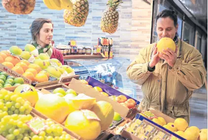  ?? Rodrigo néspolo ?? Una de las fruterías que componen el Mercado de Belgrano