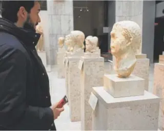  ?? // FOTOS: GUILLERMO NAVARRO ?? MUSEO ARQUEOLÓGI­CO NACIONAL
En el Museo Arqueológi­co Nacional está prohibido entrar con mochila o bolso. Los vigilantes de la entrada te reconducen a las taquillas. Es el único requisito de seguridad. No dicen nada de cámaras o abrigos