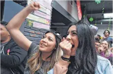  ?? FOTO: AFP ?? Fans bei der Serienende-Party in einer Bar in Marina del Rey.