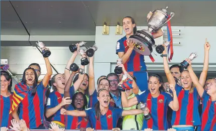  ?? FOTO: J.A. GARCÍA SIRVENT ?? El Barça femenino recoge la Copa de la Reina tras ganar 4-1 en la final al Atlético Marta Unzué, la capitana, levanta el trofeo