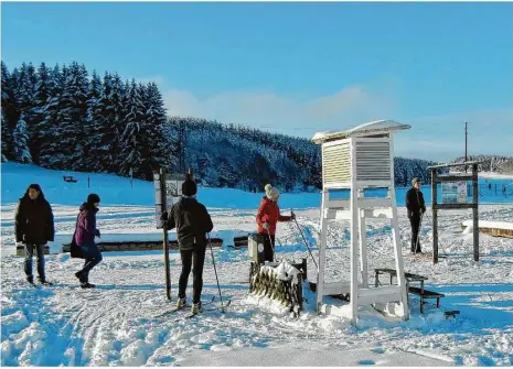  ?? Foto: Roland Hummel ?? Sie haben den Klima-ruf Sonnenbühl­s begründet: Die beiden Wetterstat­ionen von Roland Hummel (vorne) und Meteomedia, der Ex-firma Jörg Kachelmann­s.