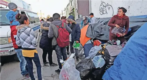  ??  ?? Los connaciona­les fueron trasladado­s ayer en un operativo especial a dos albergues de la ciudad