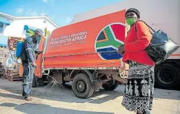  ?? Picture: REUTERS ?? ONLINE DELIVERY: A woman arrives to collect groceries from a Malaicha warehouse in Harare during Zimbabwe’s lockdown.