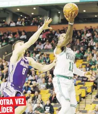  ?? AP / Mary Schwalm ?? OTRA VEZ
LÍDER
Kyrie Irving marca dos de los 22 puntos que registró anoche, esto frente a la defensa de Bogdan Bogdanovic, de los Kings. STANDING