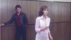  ??  ?? Conflicto. Fuera del escenario danzante, el personaje de Travolta era un Don Nadie con delirios de grandeza.