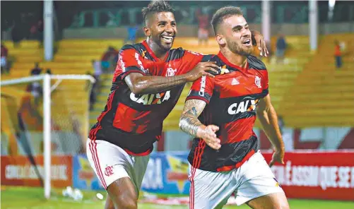  ?? GILVAN DE SOUZA/FLAMENGO ?? Abraçado por Rodinei, Felipe Vizeu corre para festejar o gol da vitória aos 47 da etapa final