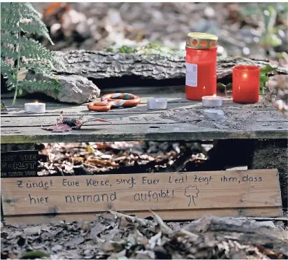  ?? BERG/DPA FOTO: OLIVER ?? Stille Trauer statt Protest: Kerzen stehen an der Unfallstel­le im Hambacher Forst. Am Mittwochna­chmittag ist dort der Opladener Blogger Steffen M. aus 15 Meter Höhe abgestürzt.