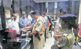  ?? PTI ?? Enforcemen­t Directorat­e conducts raids at jewellery shops in Mumbai on Monday in connection with the probe into the Punjab National Bank fraud n