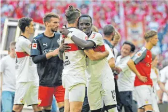  ?? FOTO: IMAGO ?? Die Stuttgarte­r um Chadrac Akolo (Nr. 19) und Emiliano Insua nach dem Sieg in München.