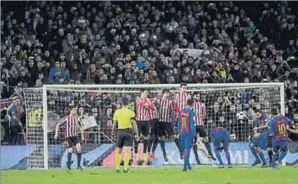  ?? FOTO: M. MONTILLA ?? Con este inteligent­e gol de falta, Messi firmó la eliminació­n del Athletic Logró dos en octavos, uno en cuartos y otro en semis