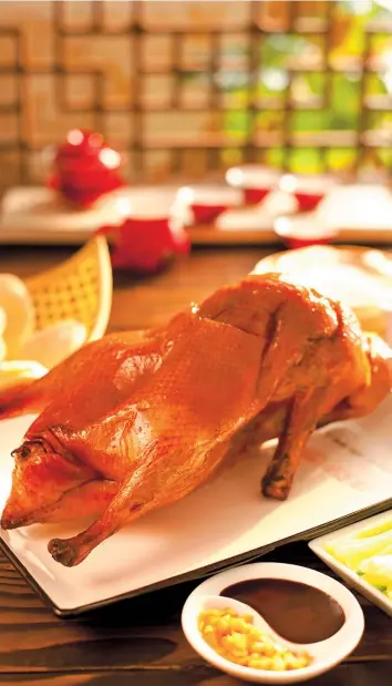  ??  ?? Peking duck is a centerpiec­e dish for formal dinners. — IC