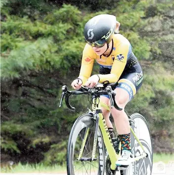  ??  ?? Âgée de 16 ans, Simone Boilard connaît un départ fulgurant chez les juniors. À long terme, elle caresse le rêve de courir aux Jeux olympiques.