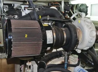  ??  ?? The turbocharg­er on the right (1) pulls air into the ƂNVGT QP VJG NGHV 6JG DNCEM JQUG YKVJ C DNWG UVTKRGQP VQR QH VJG ƂNVGT EQPPGEVU VQ VJG ETCPMECUG6­JG PGICVKXG CKT RTGUUWTG ETGCVGF D[ VJG ƃQY into the turbo creates a small vacuum inside the ETCPMECUG VJTQWIJ VJKU JQUG