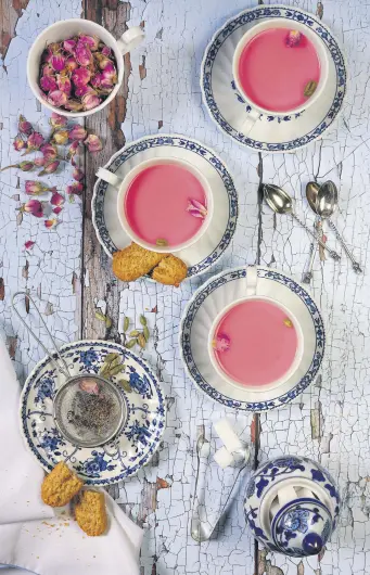  ??  ?? A pinch of baking soda gives Kashmir’s nun chai a unique pink color.