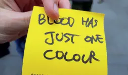  ??  ?? I Post-it
Tanti messaggi contro il razzismo e tantissimi striscioni e manifesti A sinistra i post-it «Blood has just one colour»: il sangue è di un colore solo