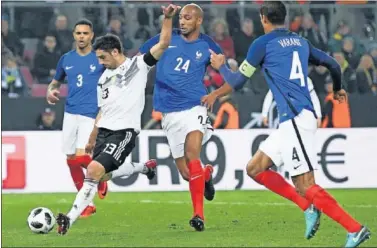  ??  ?? EL GOL DEL EMPATE. Stindl, ante Nzonzi y Varane, suelta el derechazo que valió el 2-2 definitivo.