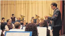  ?? FOTO: PRIVAT ?? Der Musikverei­n Fischbach hat sein Jahreskonz­ert gespielt unter der Leitung von Benedikt Ziesel (rechts).