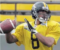  ?? CATHIE COWARD HAMILTON SPECTATOR FILE PHOTO ?? Marcus Brady throws with the Hamilton Ticats on June 15, 2005. Brady is the new offensive co-ordinator for the Indianapol­is Colts.