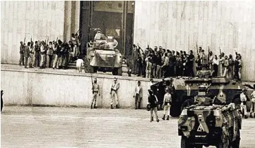  ??  ?? La toma al Palacio de Justicia, el 6 de noviembre de 1985, dejó 98 muertos entre ellos Nurys Gutiérrez.