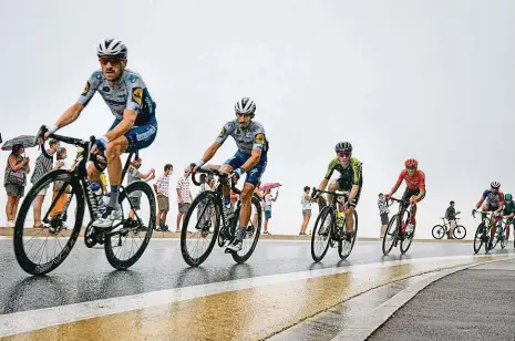  ?? Foto: Profimedia.cz ?? Boj na vodě Sobotní deštivý start Tour de France vyřadil ze hry i Philippa Gilberta či Johna Degenkolba.