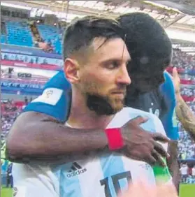  ?? FOTO: TWITTER ?? Un abrazo sentido Paul Pogba consuela a Leo Messi tras dejarlo fuera del Mundial