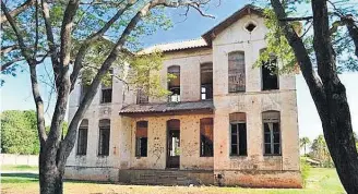  ?? SECRETARIA DE TURISMO DE ITAPURA ?? Ruína. Palácio do Imperador teve portas e janelas arrancadas e paredes pichadas