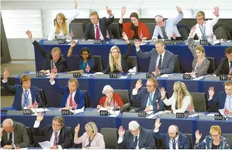  ?? Reuters-Yonhap ?? Members of the European Parliament take part in a voting session on Brexit at the European Parliament in Strasbourg, France, Wednesday.