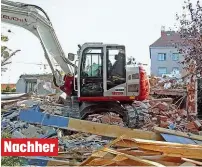  ??  ?? Vom Haus zum Trümmerhau­fen – die Bagger haben vom Gebäude kaum etwas übrig gelassen