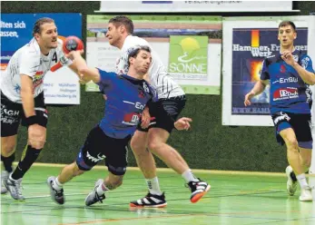  ?? FOTO: HKB ?? Der Tabellenfü­hrer der Handball Württember­gliga TSV Heinigen (weiß) wurde seiner Favoritenr­olle gerecht und besiegte die HSG Fridingen/Mühlheim mit 26:35 Toren. Matthias Hipp (am Ball) erzielte für die HSG drei Treffer, Deniz Parlak (rechts) deren sechs.