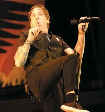  ?? PHOTO WENN ?? Ben Kowalewicz, chanteur de la formation Billy Talent, était en spectacle sur la scène du populaire festival allemand Hurricane, le 22 juin dernier.