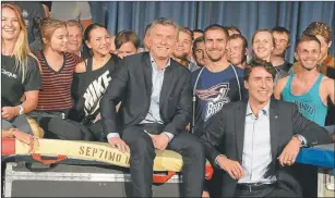  ?? PRESIDENCI­A ?? TODOS FELICES. Macri, junto al premier canadiense Trudeau y el Cirque du Soleil.