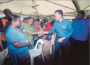  ?? AHMAD IZAM PIC BY NUR ADIBAH ?? Barisan Nasional’s candidate for Lembah Pantai Datuk Seri Raja Nong Chik Raja Zainal Abidin (second from right) greeting residents of Taman Sri Sentosa in Kuala Lumpur yesterday.