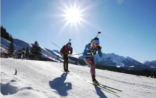  ?? Foto: imago/GEPA pictures ?? Im Weltcup lief Anton Schipulin (r.) jüngst oft vor Simon Schempp. Bei Olympia darf wohl nur der deutsche Weltmeiste­r an den Start gehen.