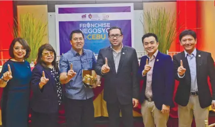  ?? SUNSTAR FOTO / AMPER CAMPAÑA ?? A CASE FOR FRANCHISIN­G. Philippine Franchise Associatio­n president Richard Sanz (third from right) is joined by his organizati­on’s officials and CBM overall chairman Benedict Que (third from left) at the press launch of Franchise Negosyo Para sa Cebu...