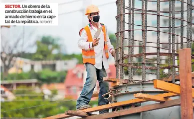  ?? Foto:efe ?? SECTOR. Un obrero de la construcci­ón trabaja en el armado de hierro en la capital de la república.