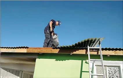  ??  ?? APOYARÁN A personas para que reconstruy­an sus techos