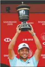  ?? The Associated Press ?? ALL AMERICAN: Xander Schauffele lifts the trophy Sunday after winning the HSBC Champions tournament at the Sheshan Internatio­nal Golf Club in Shanghai.