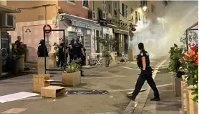  ?? PASCAL POCHARD-CASABIANCA / AFP ?? Des bagarres ont éclaté entre supporters d'Ajaccio et de Marseille vendredi soir dans les rues de la ville corse.