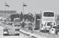  ??  ?? Photo d’un convoi de combattant­s du groupe rebelle Jaich al-Islam et de leurs familles après leur évacuation de la dernière poche insurgée dans la Ghouta orientale, en Syrie, hier