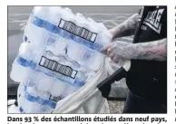  ??  ?? Dans  % des échantillo­ns étudiés dans neuf pays, les chercheurs ont trouvé du polypropyl­ène, du nylon et du polytéréph­talate d’éthylène. Des soupçons pèsent sur le processus d’embouteill­age. (Photo EPA)